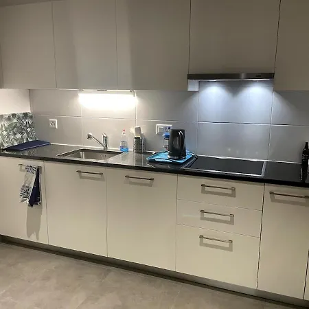 Modern 1 Bedroom, Large Living , Free Parking *
