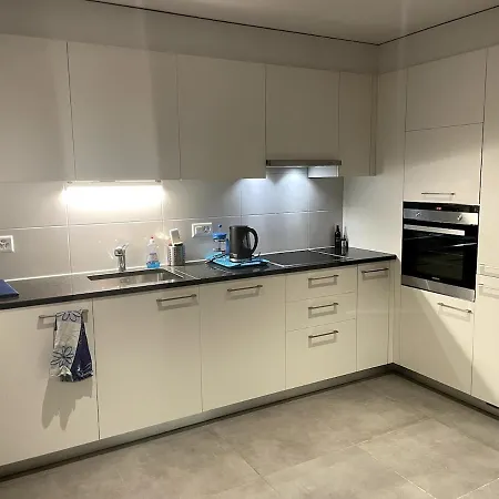 Modern 1 Bedroom, Large Living , Free Parking