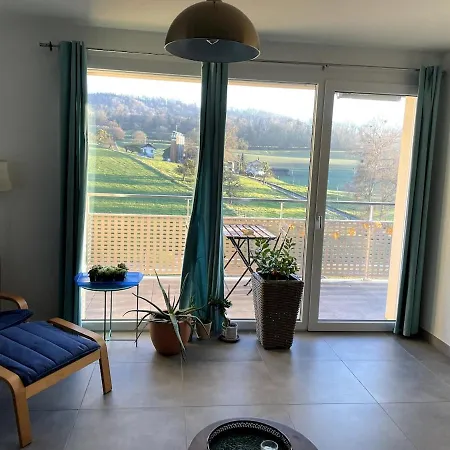 Modern 1 Bedroom, Large Living , Free Parking *