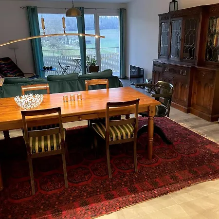 Modern 1 Bedroom, Large Living , Free Parking *